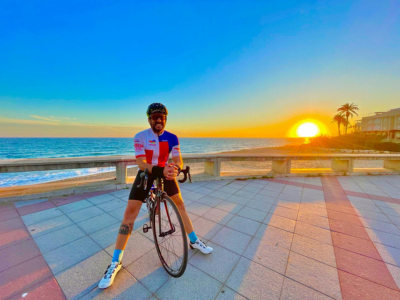 Ciclista en el paseo maritimo puesta de sol